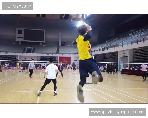 羽毛球少年杀球力量惊人，引发关注